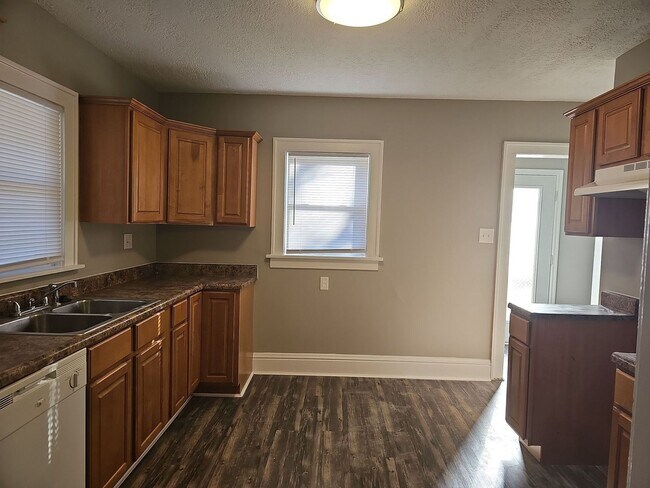 Building Photo - **$1000 Deposit Special** 4539 Mayhew Ave ...