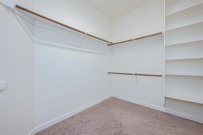 Building Photo - 25719 Oakwood Knoll Dr