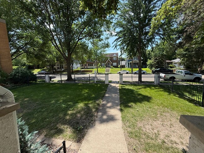 Building Photo - Beautiful 5 Bed 3 Bath Single Family Home ...