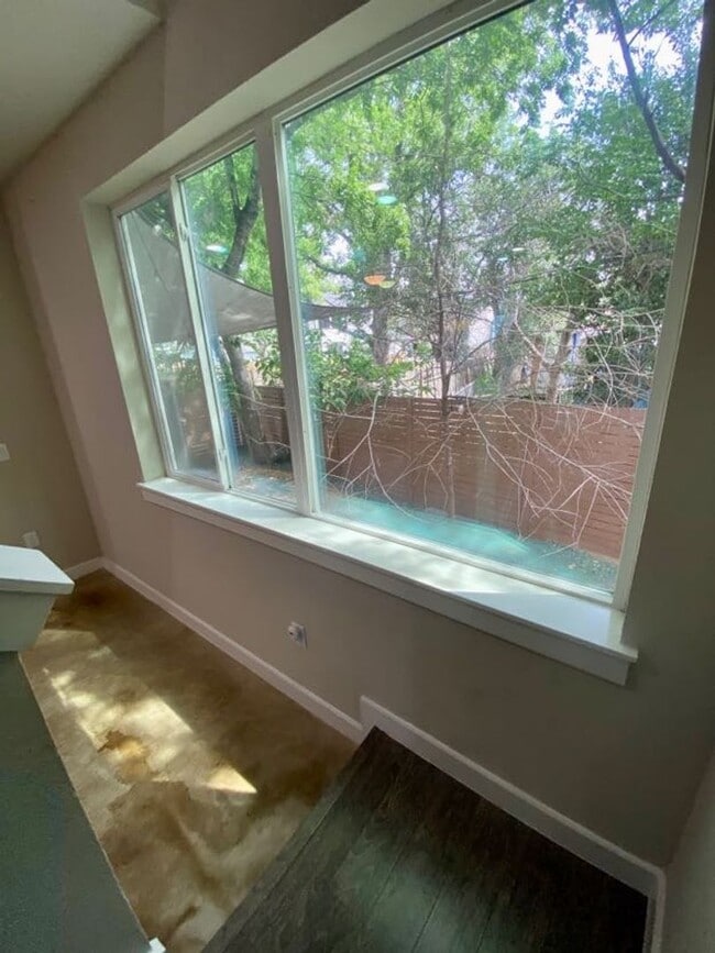 Building Photo - Beautiful Home Move in Ready Located minutes from Southtown!