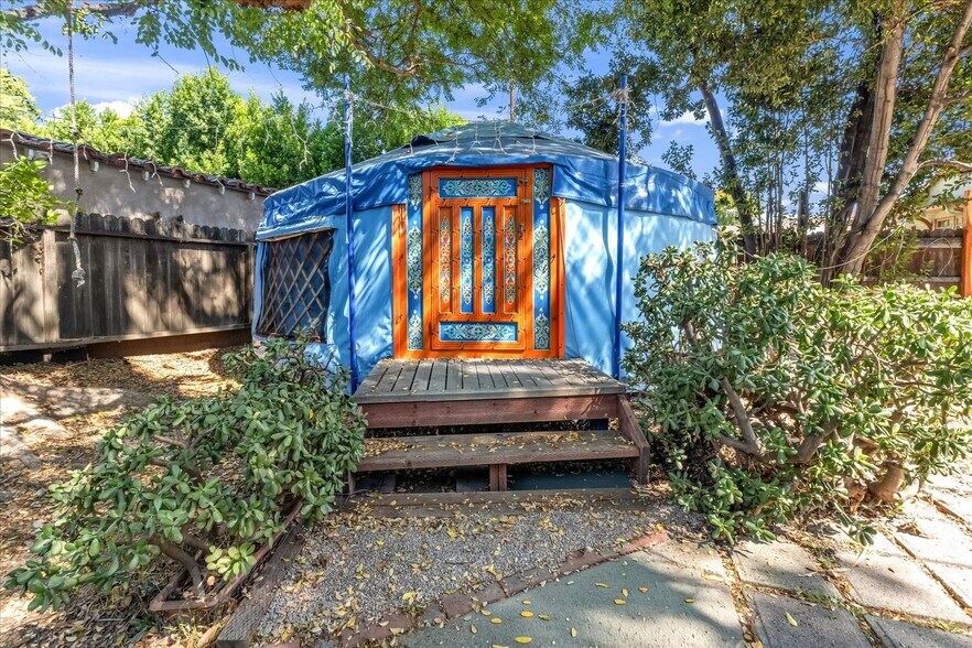 Authentic Mongolian Yurt - 13253 Magnolia Blvd
