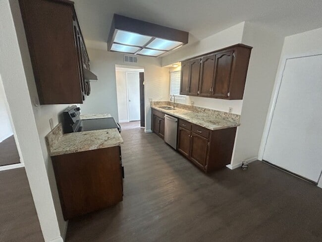 Building Photo - Newly Remodeled