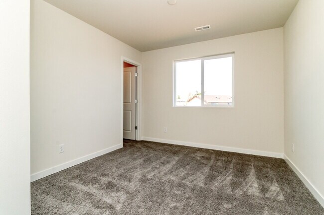 Building Photo - Scenic Auburn Living with Modern Comfort & Easy Seattle/Tacoma Access