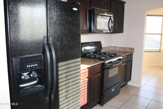 Building Photo - 14561 Jesus Almeida