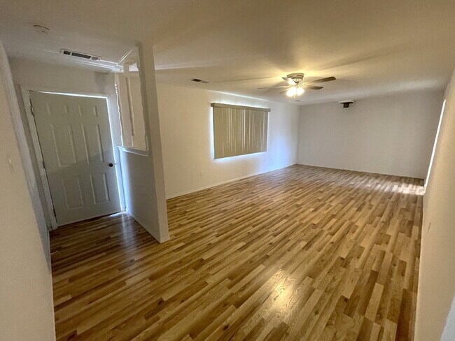Building Photo - Room to Spread Out! South Valley 3bd on a ...
