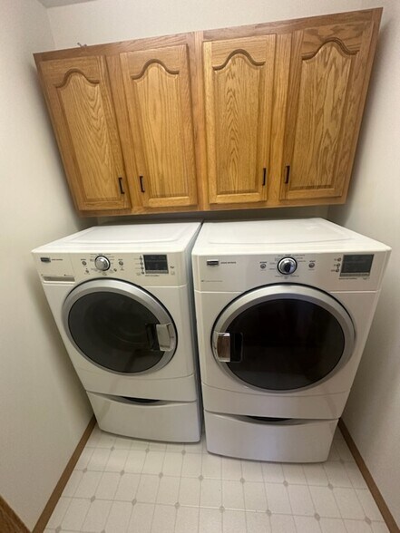 Building Photo - 123 Eagles Pt W