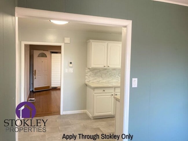 Building Photo - 2438 Upland Dr