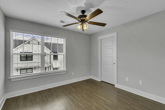 Building Photo - Charming 3-Bed, 2.5-Bath Townhouse Gem in Travelers Rest