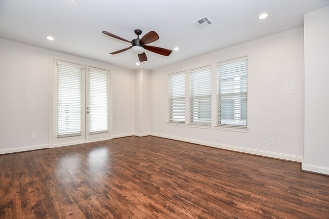 Building Photo - 709 Delano St