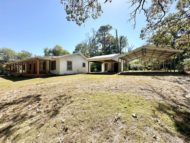 Building Photo - Tour Today! 3 Bed 1 Bath on 3 Acres with a...