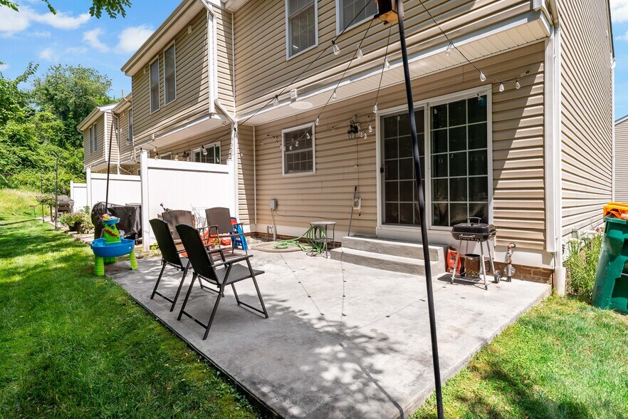 Building Photo - 249 Persimmon Ln