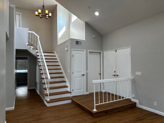 Building Photo - Beautifully Renovated 5-Bedroom Home with ...