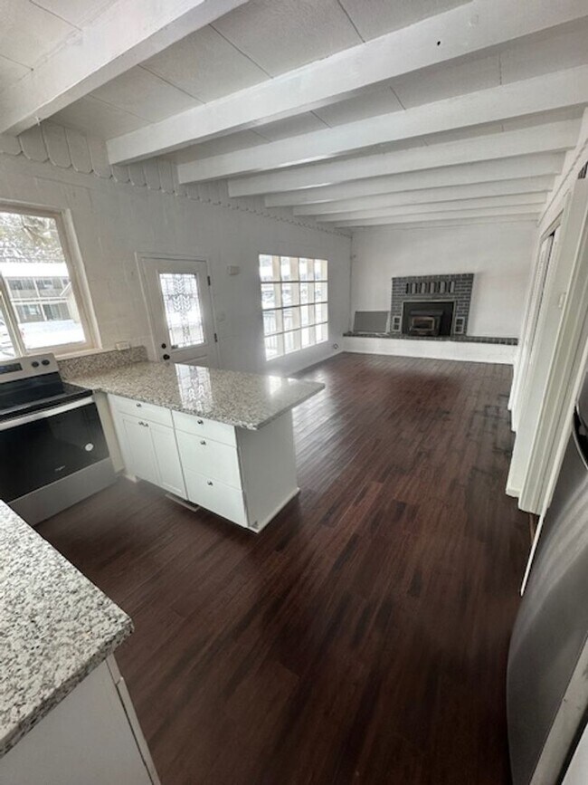 Building Photo - 2Bd home close to Bijou school! Call for availability today!