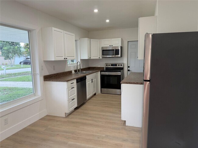 Building Photo - 838 Fairway Dr