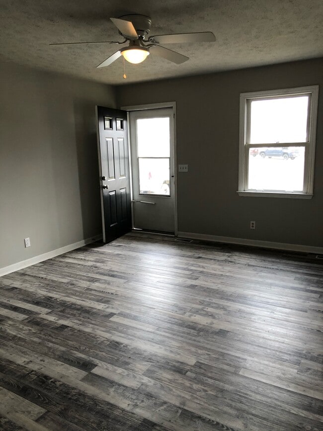 Building Photo - 123 Holly Ct