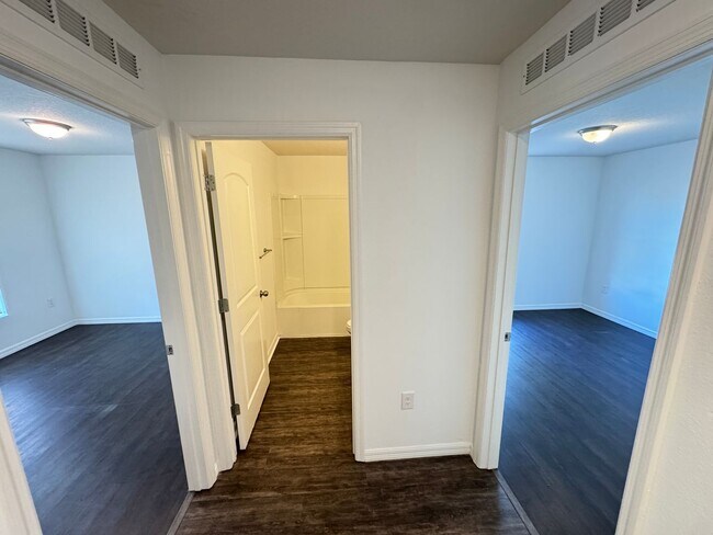 Building Photo - BEAUTIFUL, 4 bedroom, 2 bathroom Home in Poinciana!! Cable & Internet Included with Rent!!