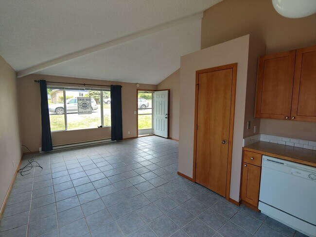 Building Photo - 2 Bed 1 Bath Duplex in Happy Valley!