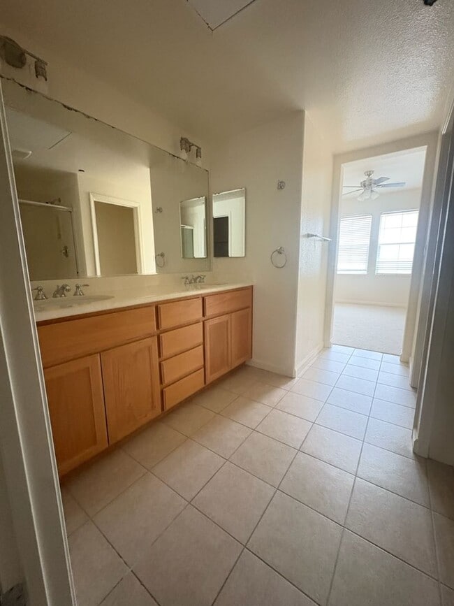 Building Photo - Beautiful Corner Unit in Marina Bay