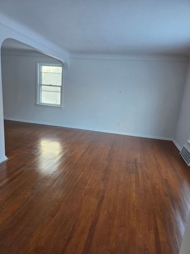 Building Photo - 3 Bedroom Updated Single Family Home