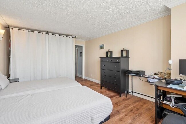 Building Photo - 6040 BLVD E