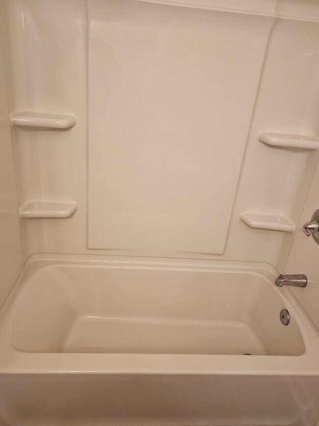 Guest bath with tub - 404 Rams Rd