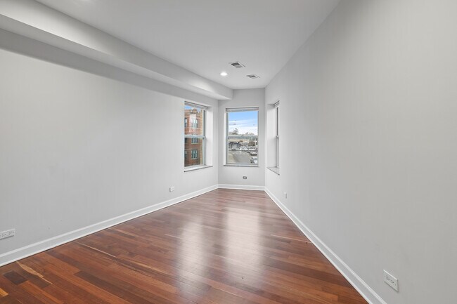 Building Photo - 7227 N Rogers Ave