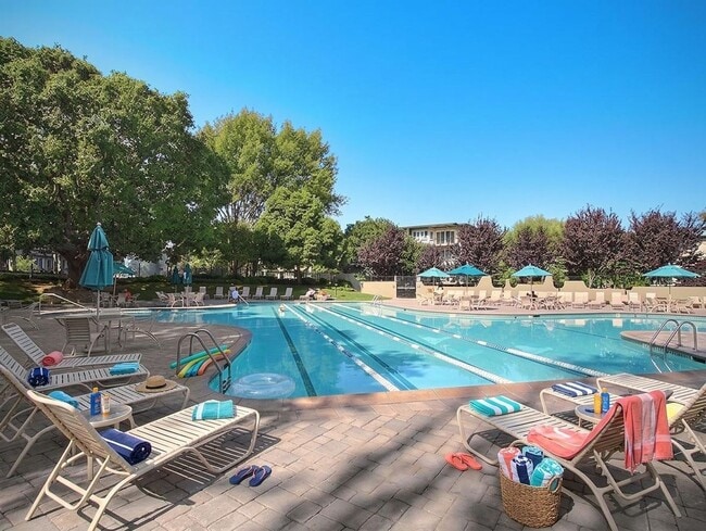 Building Photo - Top floor large 2 bed 2 bath open views at Woodlake