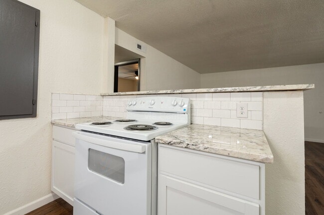 Building Photo - 750 W Dayton Ave