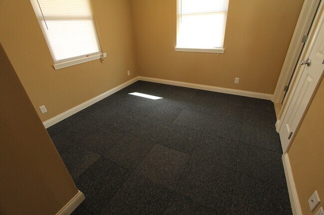 Building Photo - 1618 E Hendryx Pl