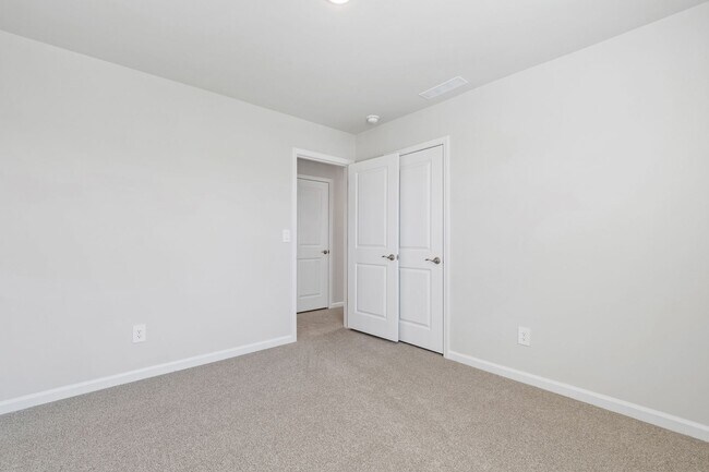 Building Photo - Stunning 3-Bedroom Residence in Oak Manor,...