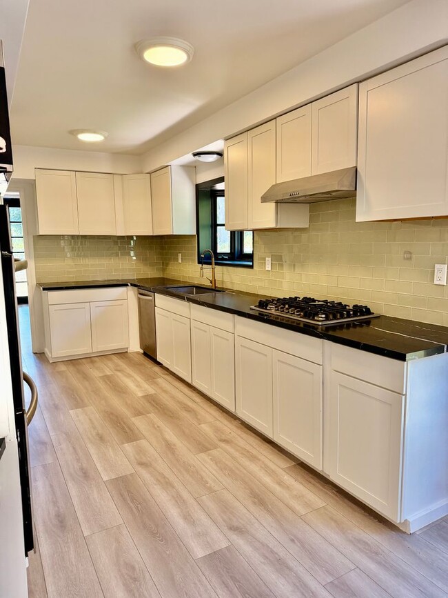 Building Photo - Gorgeous Encino Hills Home