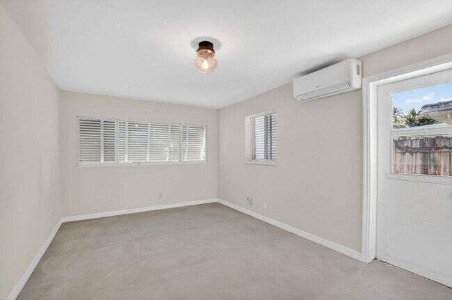 Building Photo - 467 NE 31st St