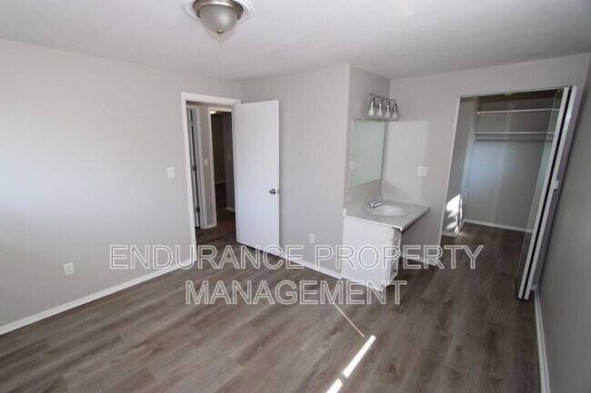 Building Photo - 2131 Kensington Dr