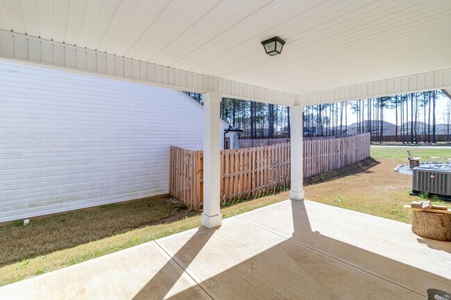 Building Photo - 4 Bedroom 2 Bath Canterbury Farms