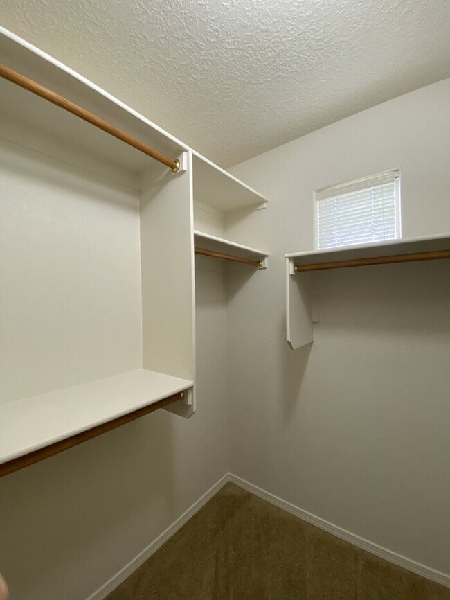 Building Photo - Large 5BR/2Story w/Balcony - Northern Meadows