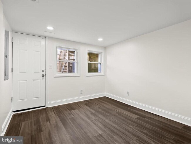 Building Photo - 404 N Robinson St