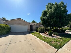 Building Photo - Paradise Cove Home!