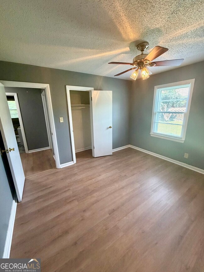Building Photo - 208 Crescent Dr