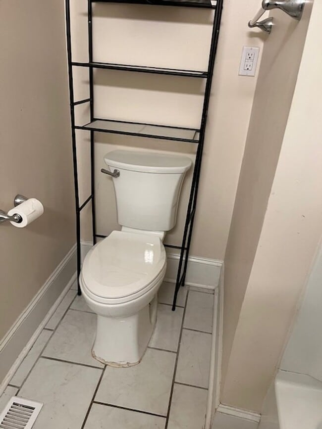 Building Photo - Walking Distance to Winthrop