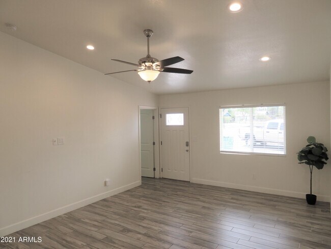 Building Photo - 2156 E Jerome Ave