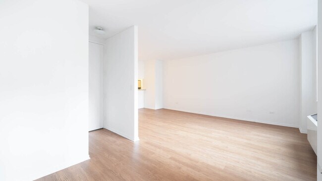 Building Photo - 305 W 50th St
