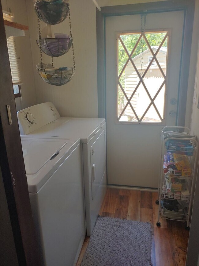 Building Photo - AVAILABLE NOW!