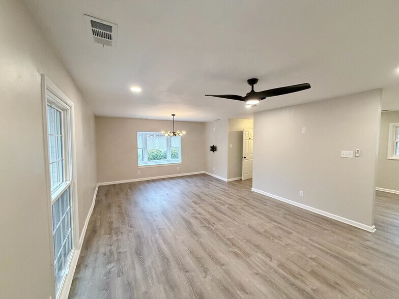 Entryway/living area - 2910 Driftwood Dr