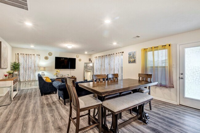 Building Photo - 2542 White Bluff Ln