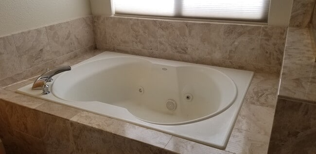 Building Photo - Beautiful spacious 4 Bedroom, 3 Bath home ...