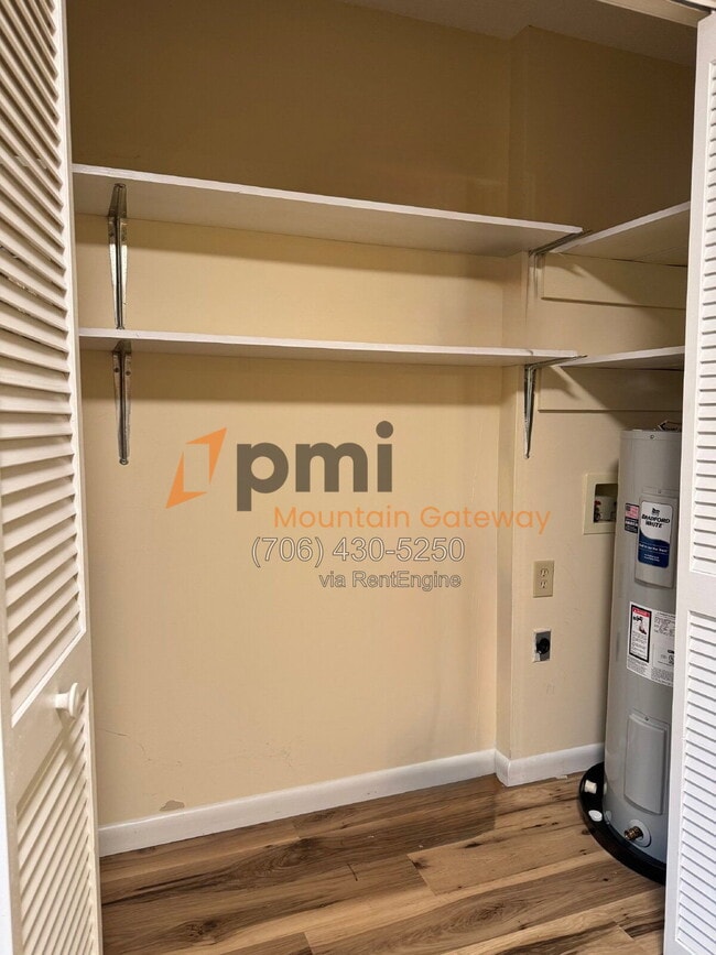 Building Photo - 134 Primrose Dr