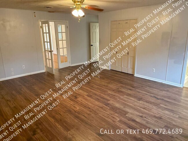 Building Photo - 1001 Crestview Dr