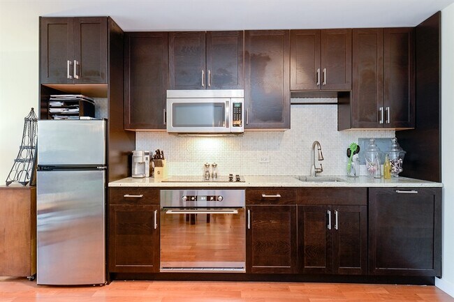 Building Photo - 555 W Cornelia Ave