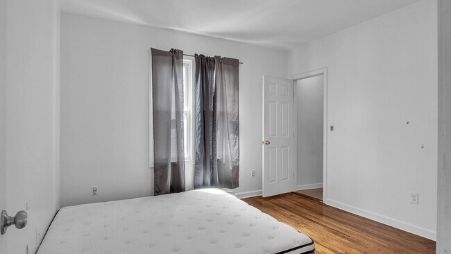 Building Photo - 1442 Main St