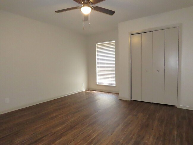 Building Photo - Remodeled in 2024! Gorgeous 3 Bdrm., 2 Bath Duplex in Whitehouse ISD!